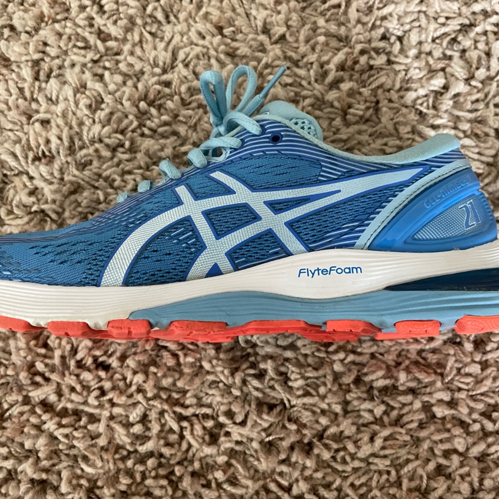 ASICS Gel Nimbus 21 tennis shoes- great used condition